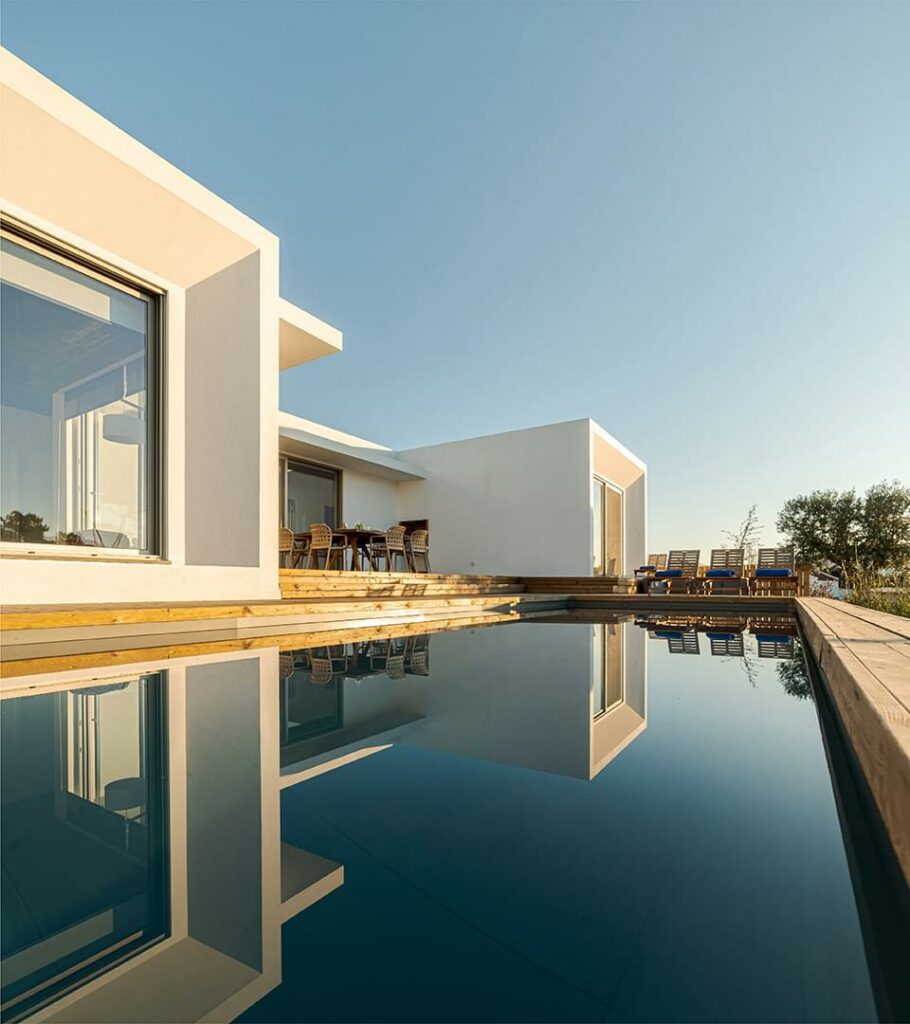 Imagen de una vivienda moderna con piscina como ejemplo del trabajo que puede hacer Rodriguezrosa